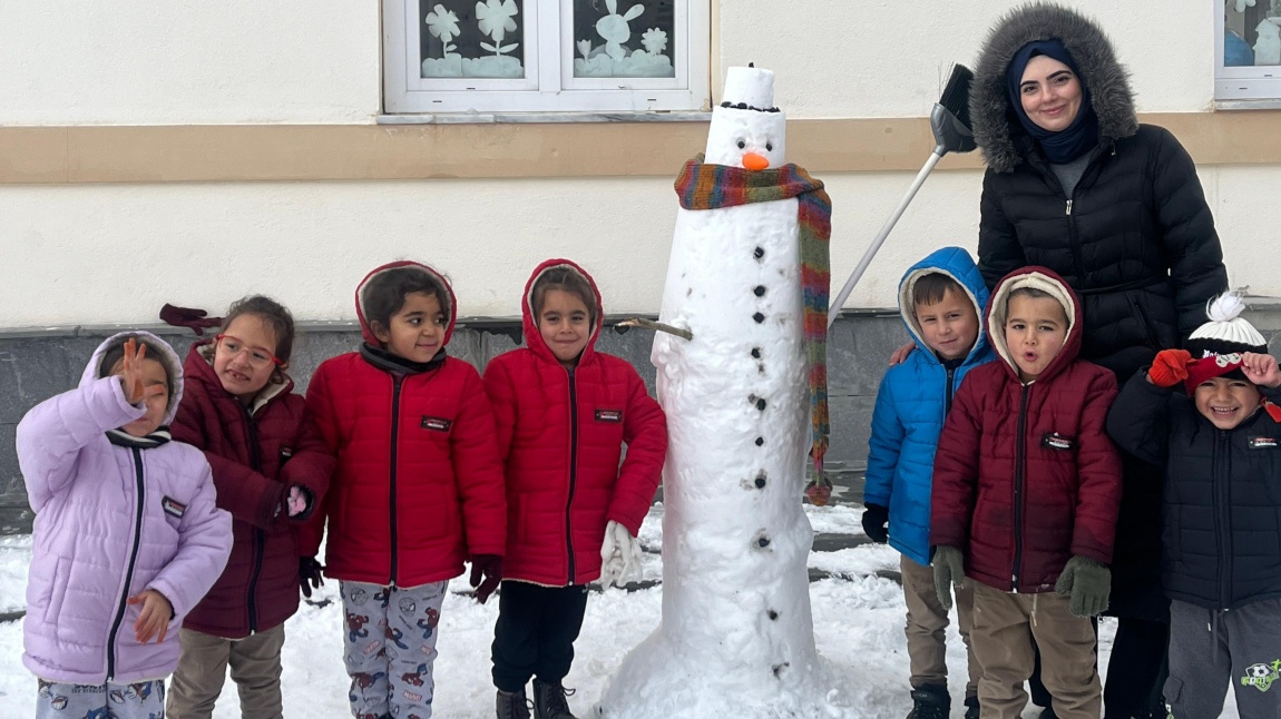 Anasınıfı Öğrencilerimizle Kardan Adam Keyfi